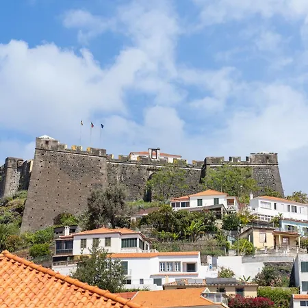 Quebra Costas I By An Island